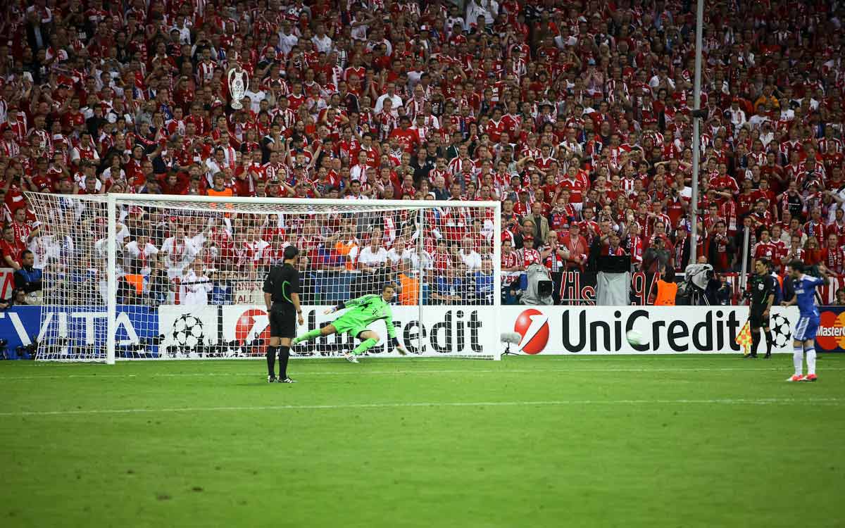 Manuel Neuer, Champions-League 2012, Hält einen Elfmeter
