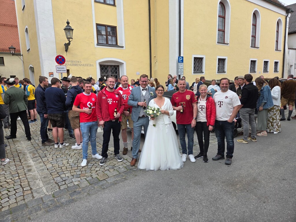 Spalier stehen auf der Hochzeit Kilian-Schmid 2025