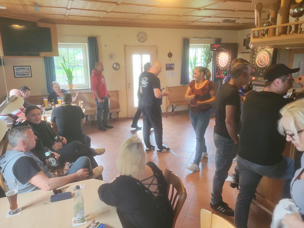 Die Teilnehmer des Dartsturnier spielen ihre ersten Gruppennspiele im Bauwagen Rammingen.