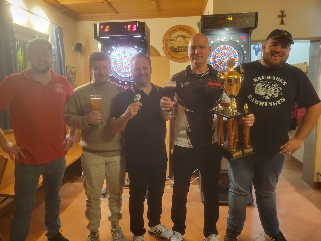 Das Siegerfoto mit den ersten drei Plätzen und den zwei Vorständen der Vereine.
