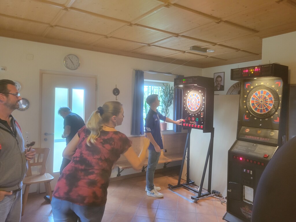 Die Spieler beim werfen Ihrer Pfeile.