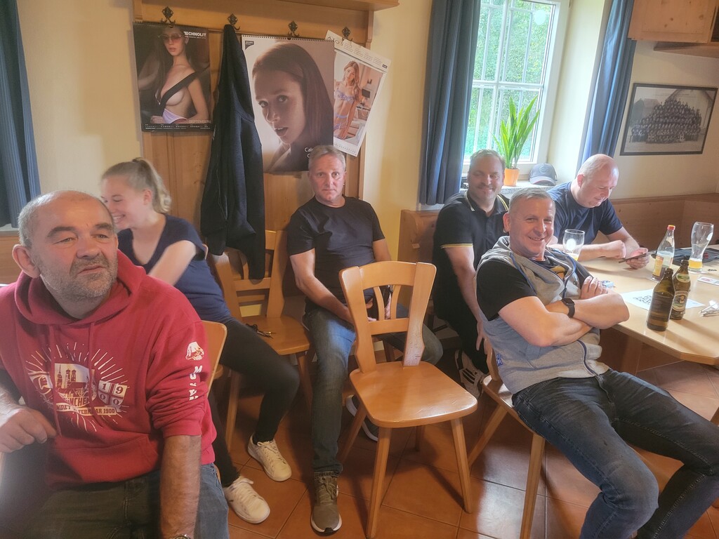 Die wartenden Spieler beobachten Ihre kommenden Gegner.