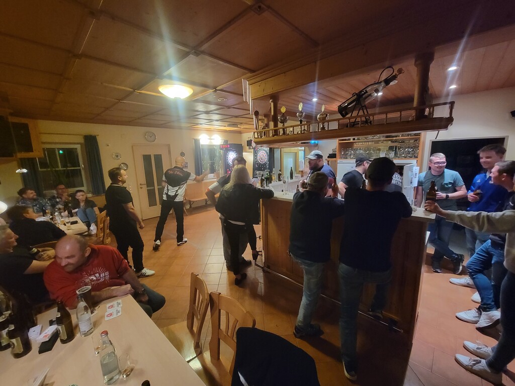 Die fröhlichen Zuschauer vom Bauwagen Rammingen genießen Ihre Getränke an der Theke.