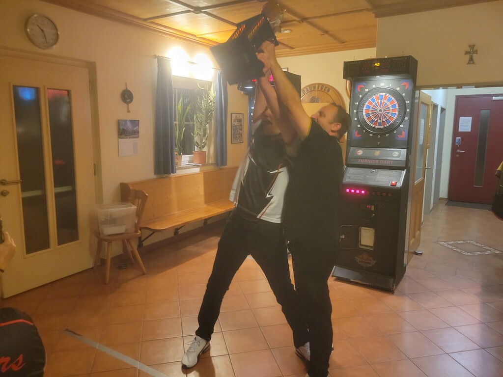 Der 1. Platz feiert mit seinem Finalgegner ein erfolgreiches Turnier und den neuen Wanderpokal.