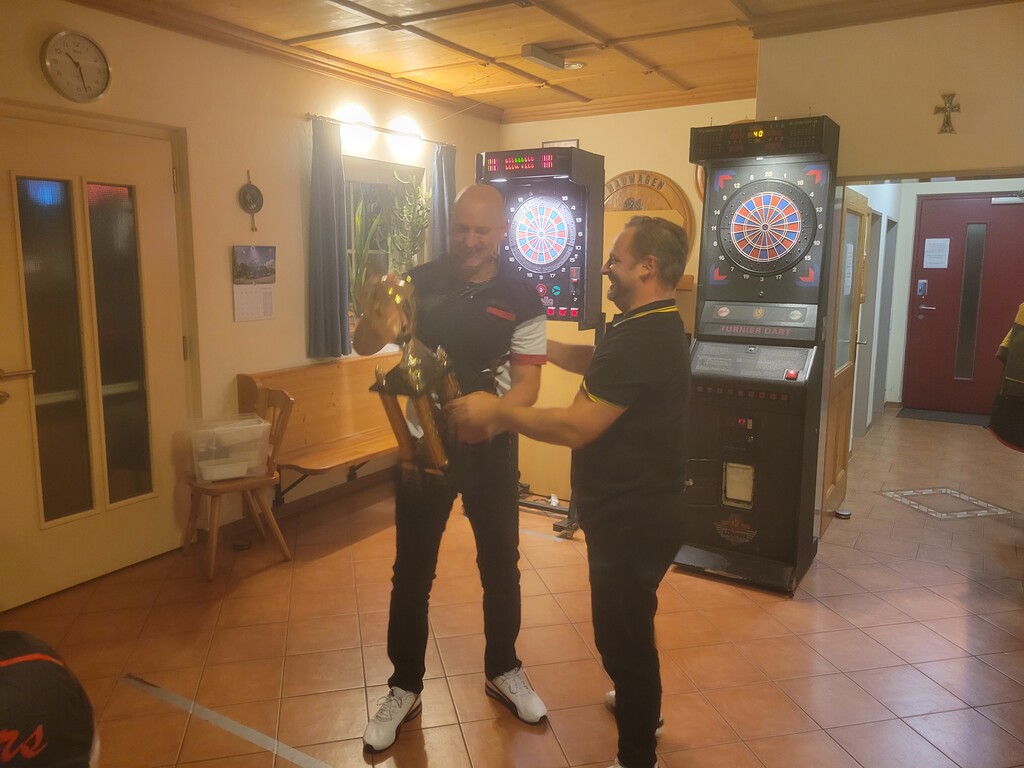 Simon überreicht dem Turniersieger, Michael den neuen Wanderpokal. Diesen hat Simon dem Fanclub gespendet.