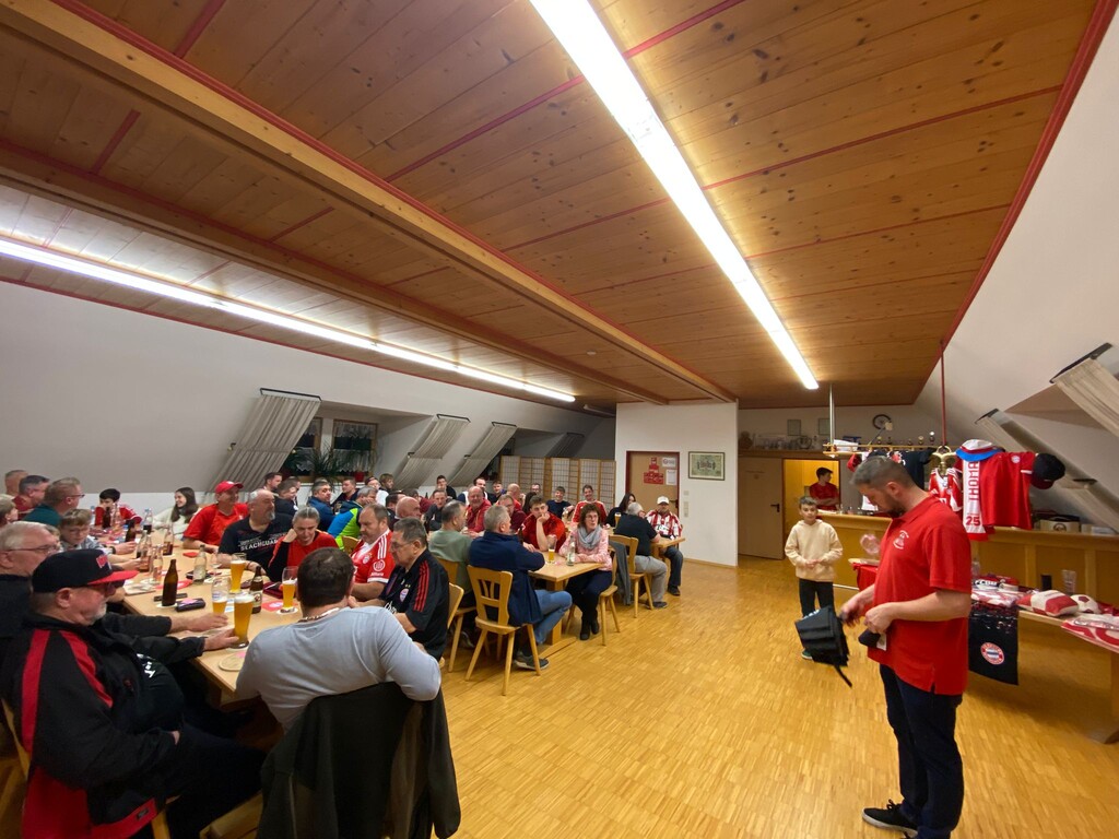 Die Tombola ist im vollem Gange und die Mitglieder beobachten gespannt was Sie wohl gewinnen werden.