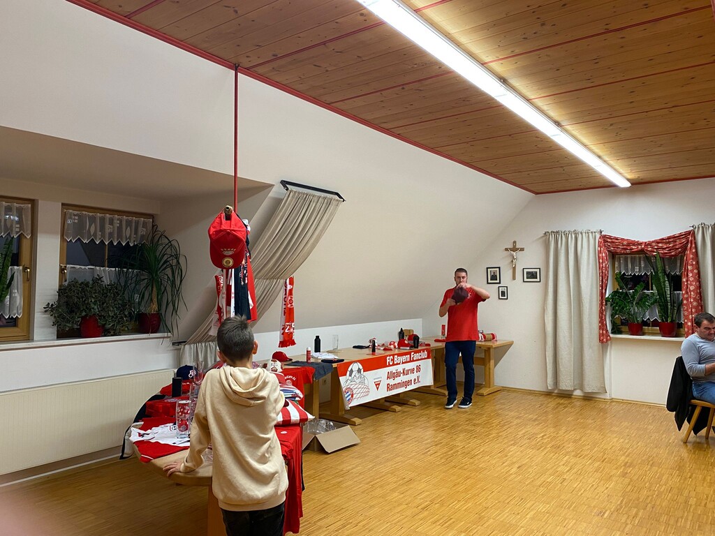 Der Vorstand und seine Losfee bei der Tombola