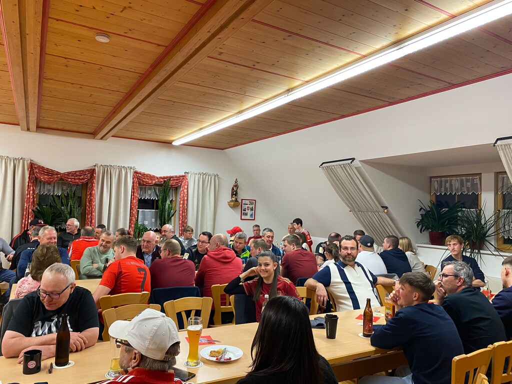Die 55 anwesenden Mitglieder des Fanclubs genießen die Weihnachtsfeier