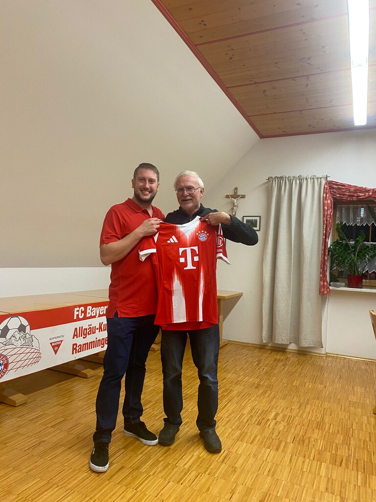 Der Vorstand und der Gewinner des Hauptpreises der Tombola. Der Hauptpreis war wie jedes Jahr das aktuelle Heimtrikot vom FC Bayern München.