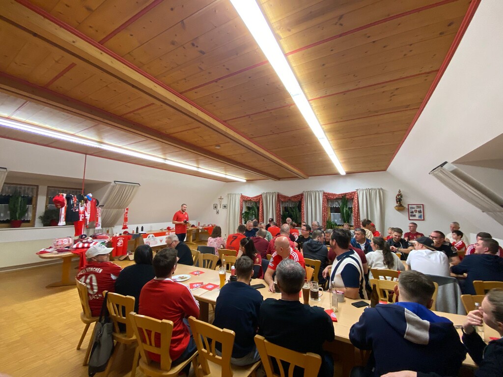 Die 55 anwesenden Mitglieder des Fanclubs genießen die Weihnachtsfeier