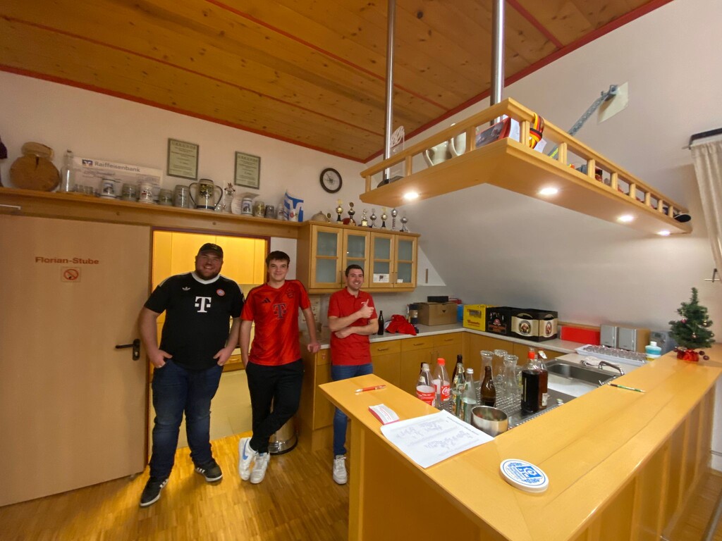 Die Tombola ist im vollem Gange und die Mitglieder beobachten gespannt was Sie wohl gewinnen werden.