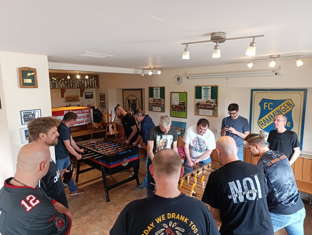 Das Turnier ist voll im Gange auf beiden Kickertischen wird fleißig gekickert.