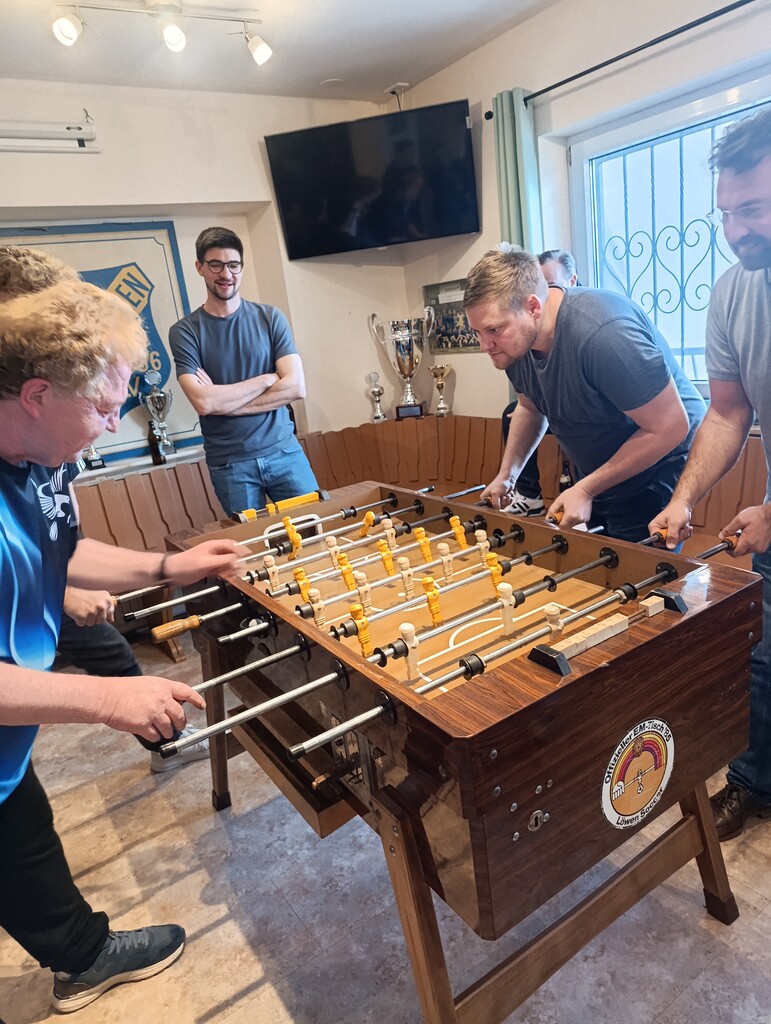 Mit Spannung betrachtet ein Zuschauer eins der vielen Spiele des Turniers