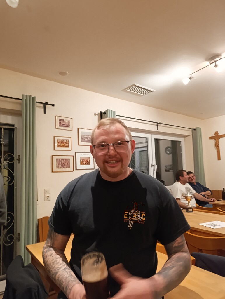 Einer unserer Spieler stärkt sich während der Spielpause mit einer Maß Gaiß