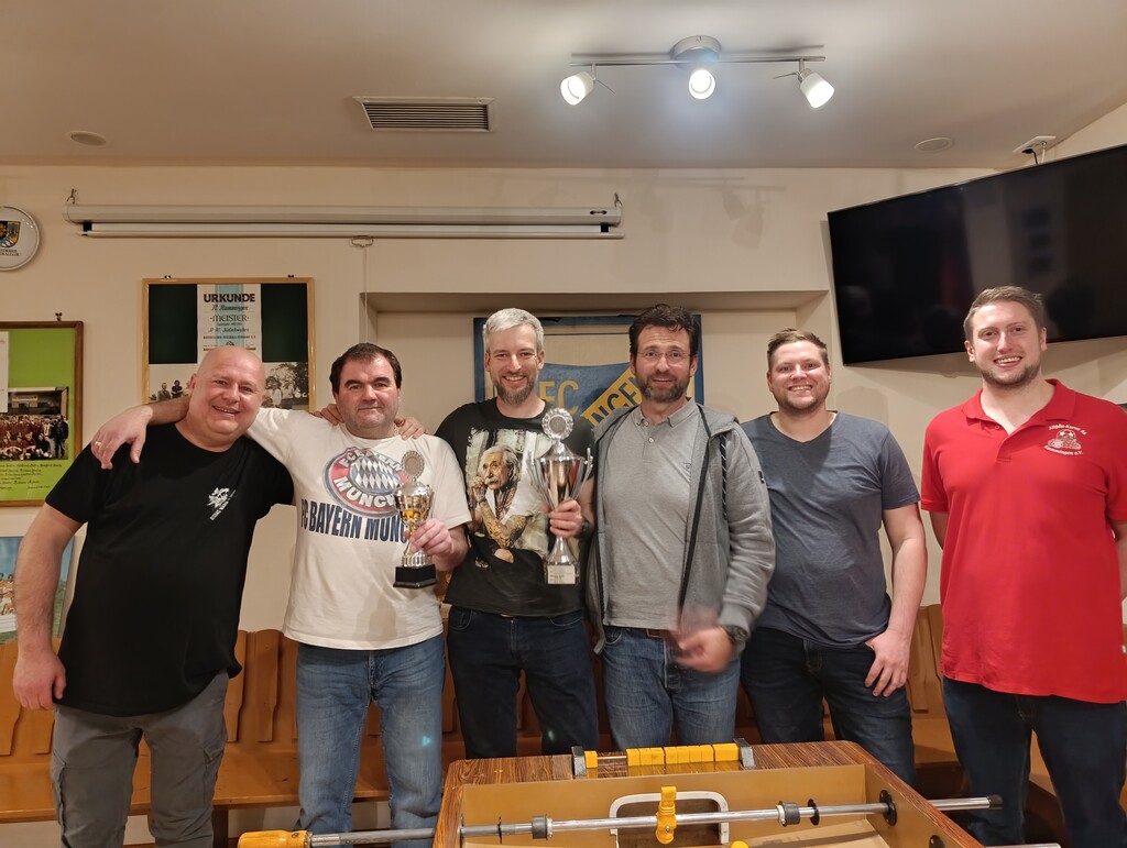 Die Plätze 1-3 sind auf dem Siegesfoto mit dem 1. Vorstand Michael abgebildet. Dieser Bedankt sich bei den Spielern die alle ihr Preisgeld an einen wohltätigen Zweck spenden, genauso wie der Verein die kompletten Einnahmen des Tages.