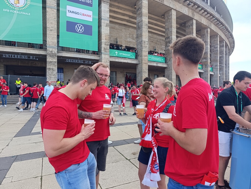 Insgesamt 6 Karten hat der Verein für das Pokalfinale bekommen. Die Mitfahrer genießen kurz vor dem Finale noch ein kühles Bierchen.