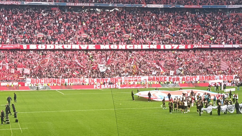 Ein Bochumer Junge in rot und weiß. Danke für 8 Jahre, Leon! Leon Goretzka wird nach 8 Jahren beim FC Bayern von der Südkurve verabschiedet!
