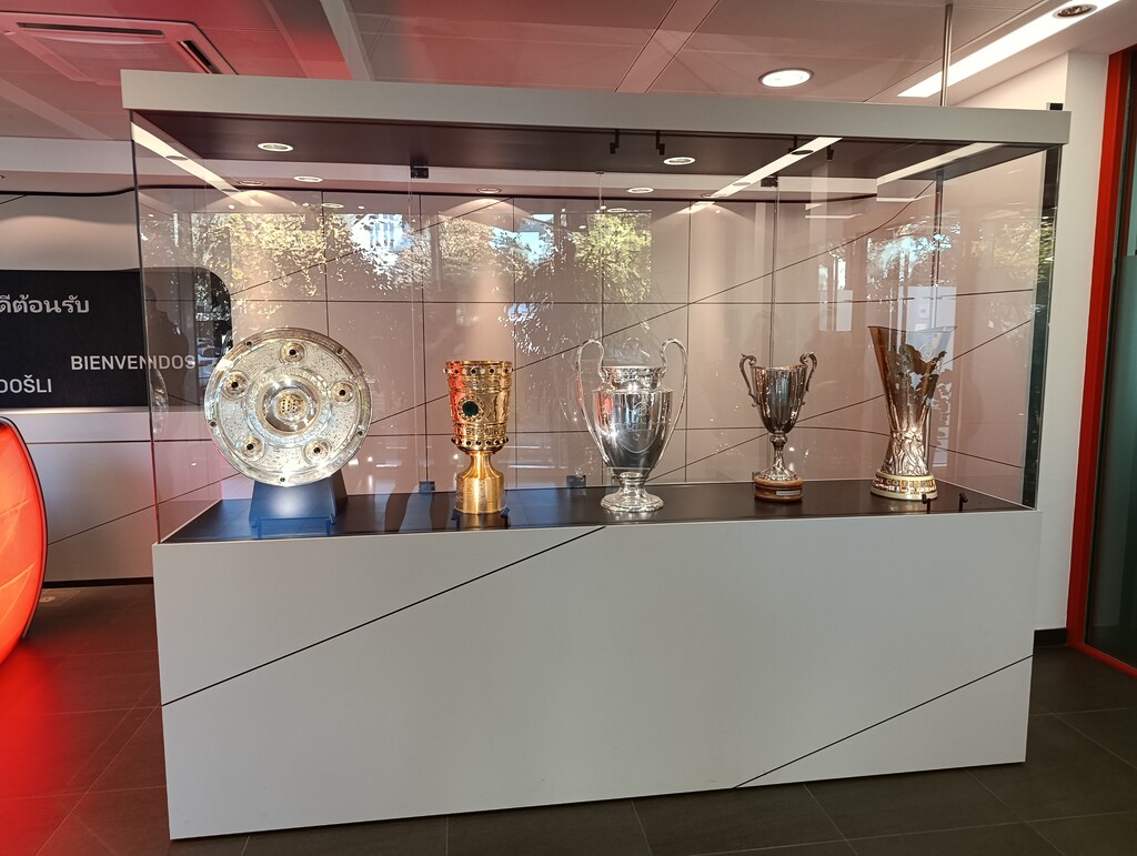 Ein kurzer Einblick in die Geschichte des FC Bayern im Empfangsgebäude.