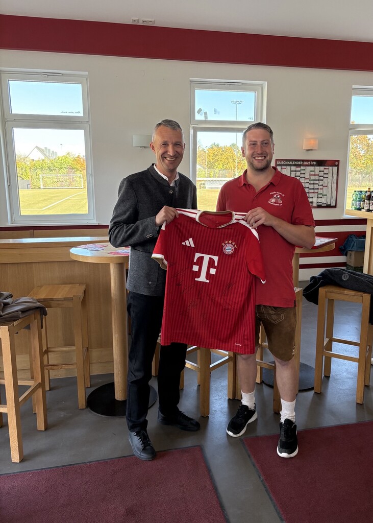 Der Fanclubbeauftragte, Markus Meindel, überreicht dem 1. Vorstand, Michael Zech, das neue Hometrikot des FC Bayern mit allen Unterschriften des aktuellen Kaders. Auf der Rückseite ist die Rückennummer 40 zusehen und diese steht für unser 40 jähriges Bestehen.
