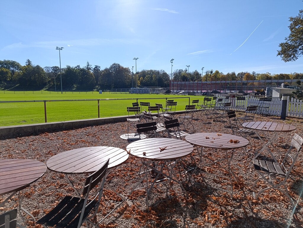 Ein Blick auf den heiligen Rasen auf dem die Profis normal trainieren vom Biergarten des Paulanertreffs aus.