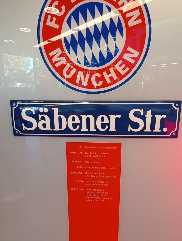 Ein kurzer Einblick in die Geschichte des FC Bayern im Empfangsgebäude.