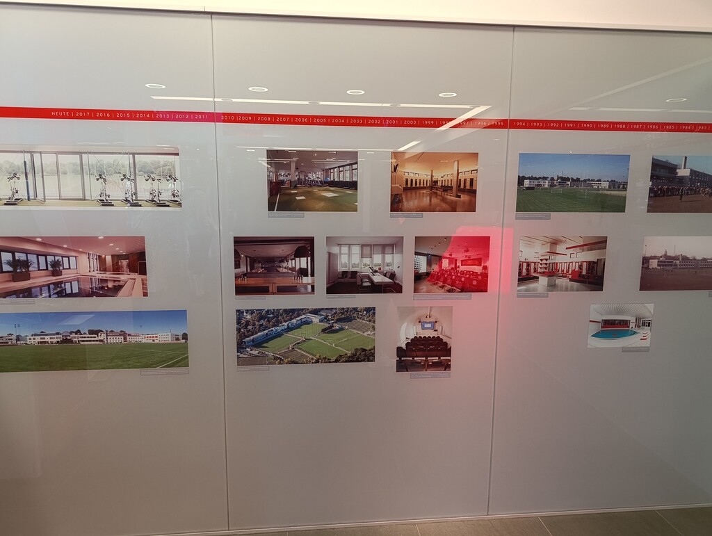 Ein kurzer Einblick in die Geschichte des FC Bayern im Empfangsgebäude.