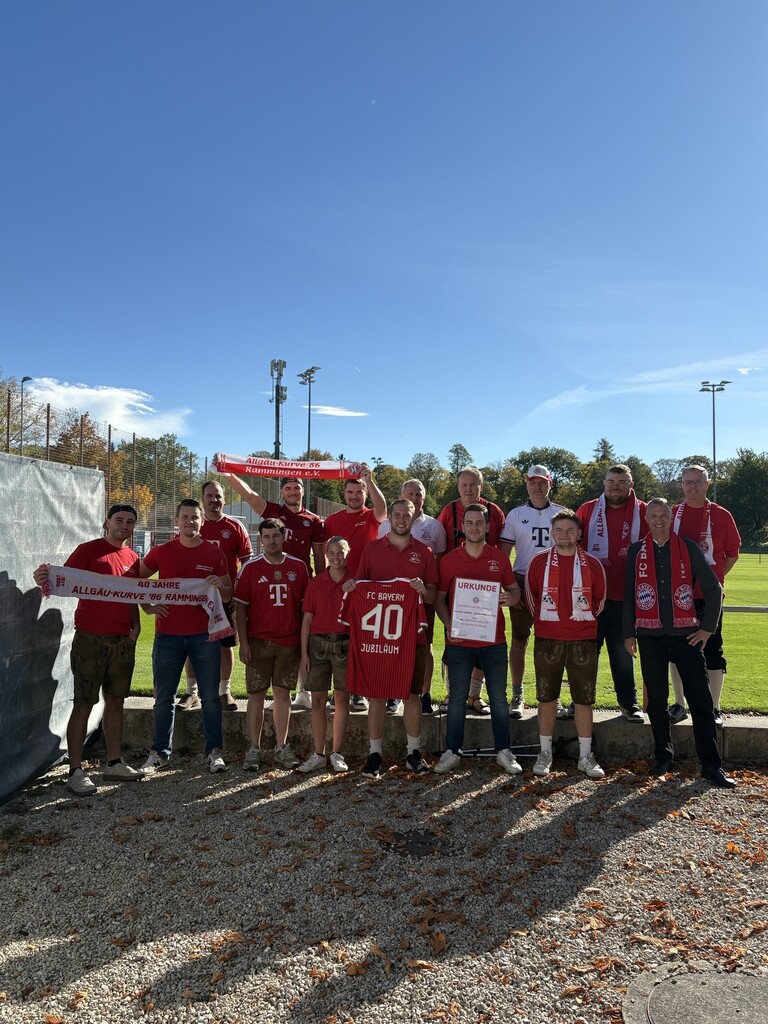 Ein Gruppenbild zur Erinnerung an den schönen Ausflug. Hintere Reihe von Links: Simon Finke, Simon Häfele, Lukas Rieber, Lothar Kerler, Johannes Weiß (Cha), Michael Kohl, Niklas Reiber (2. Vorstand), Sascha Fleck, Vordere Reihe von Links: Tobias Schmid, Alex Laur, Sebastian Weh, Lena Reiber, Michael Zech (1. Vorstand), Michael Laur (Beisitzer), Dennis Müller, Markus Meindel