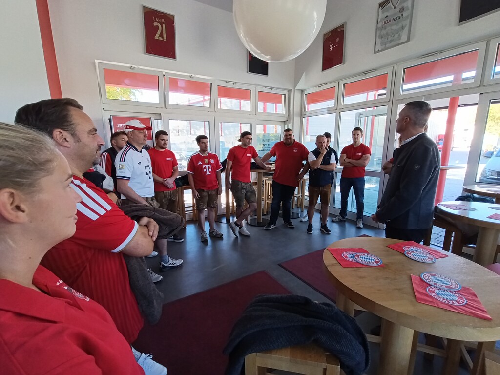 Der Chef der Fanclubbetreuung, Markus Meindel, begrüßt uns an der Säbener Straße und gratuliert uns zu unserem Jubiläum herzlich.