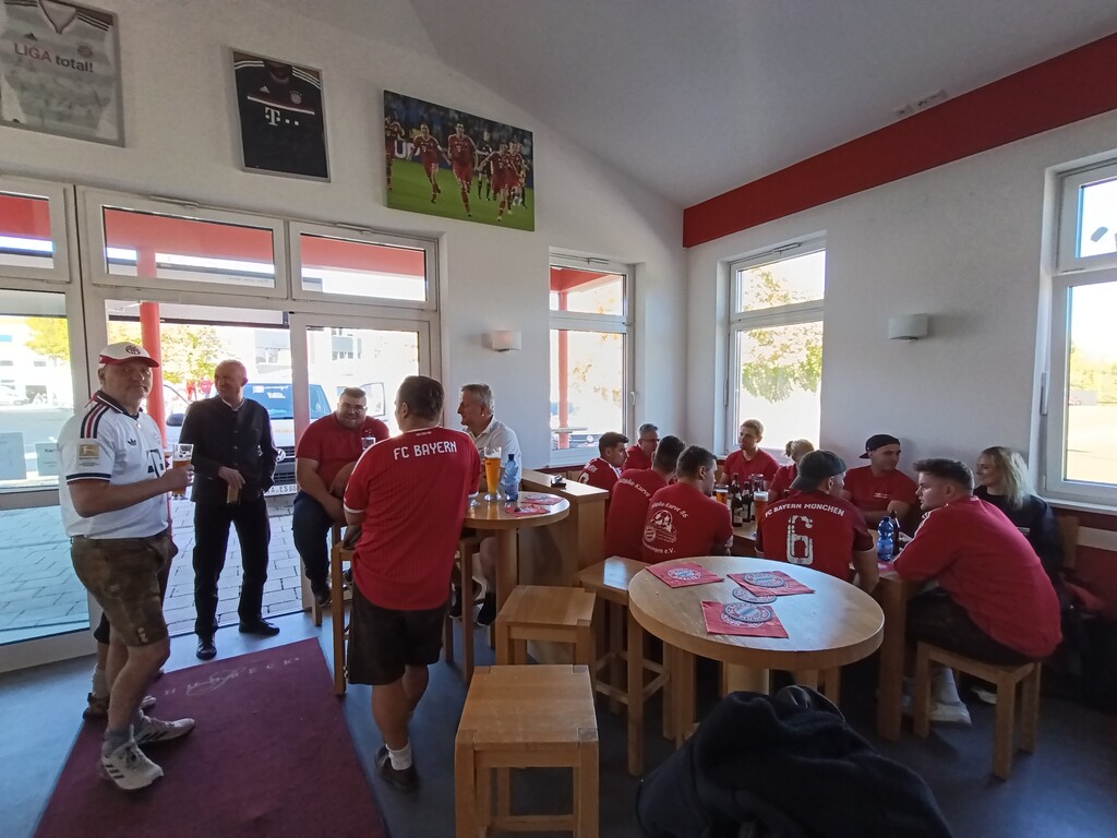 Der FC Bayern lässt sich nicht lumpen und lädt die angereisten Mitglieder zum Weißwurstfrühstück ein. Das Weißwürste kochen muss der FC Bayern aber nochmal üben - es waren fast alle aufgeplatzt.